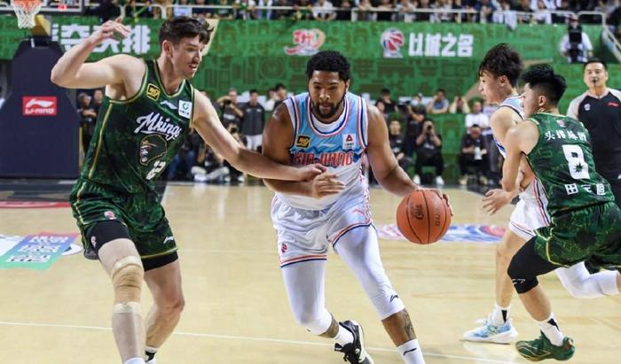 只差官宣！新疆确认续约全能大外援，季后赛场均20+11被刘炜看重